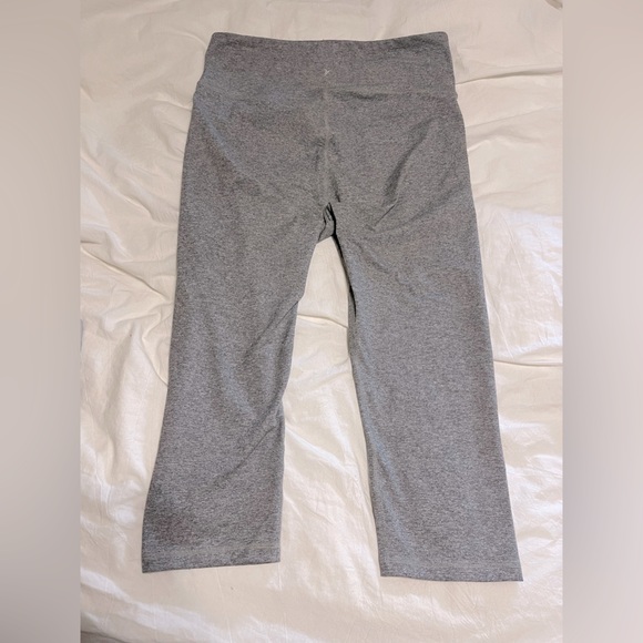 Old Navy Powersoft Cropped Leggings - Picture 3 of 4